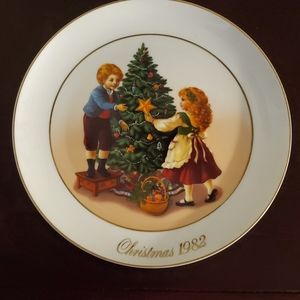 Vintage Collectible Christmas Plate "Keeping The Christmas Tradition" 1982 Avon